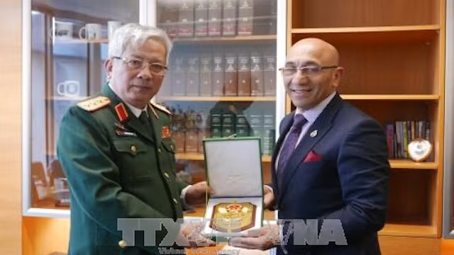 越南国防部副部长阮志咏会见新西兰国防部长Hon Ron Mark。（图片来源：越通社）