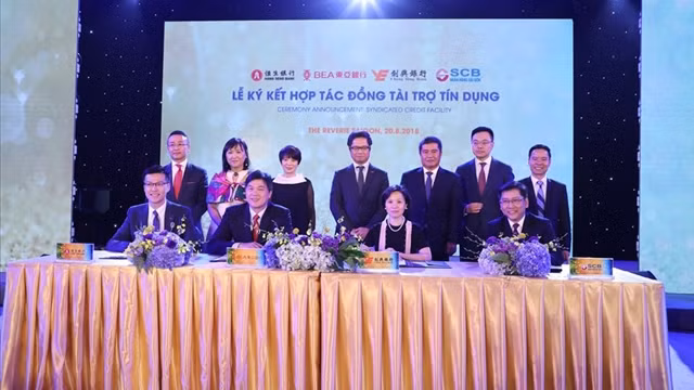 联合贷款协议签字仪式。（图片来源：劳动报）