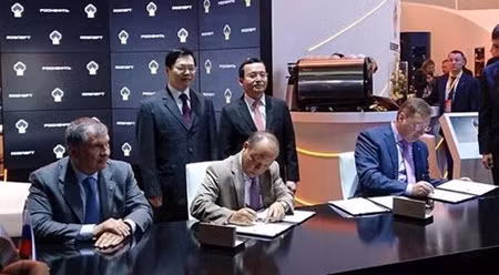 越南工贸部长武辉煌和Rosneft公司总裁伊戈尔·谢钦见证签署仪式。