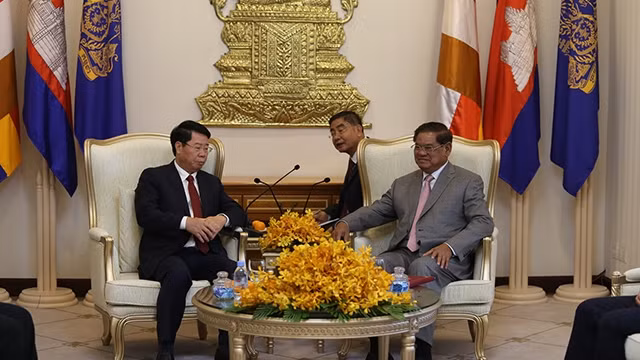 裴文南上将礼节性拜会柬埔寨副首相兼内政大臣萨肯。（图片来源：越通社）