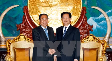 阮晋勇总理和老挝人民革命党中央总书记、老挝国家主席朱马利•赛雅颂。（图片来源：越通社）