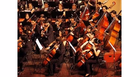  附图：越南交响乐团在河内大剧院的演出。