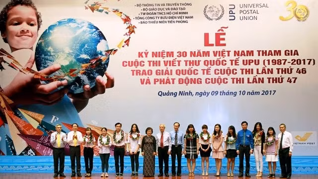 组委会向取得出色成绩的集体和个人颁发奖状和纪念章。