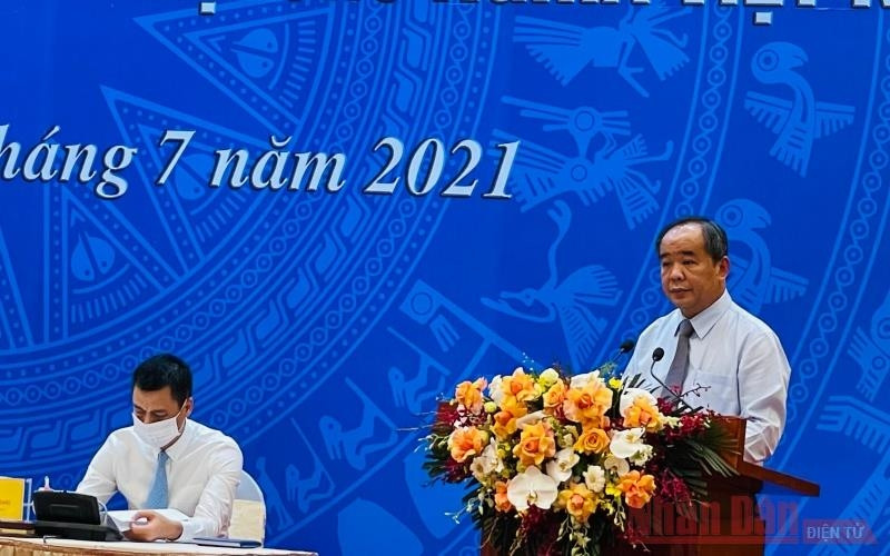 国家主席办公厅主任黎庆海宣读特赦令。（图片来源：人民报网）