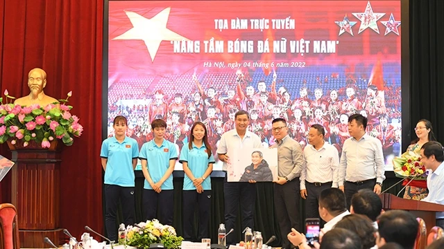 黎国明总编辑向梅德忠主教练赠送纪念品。
