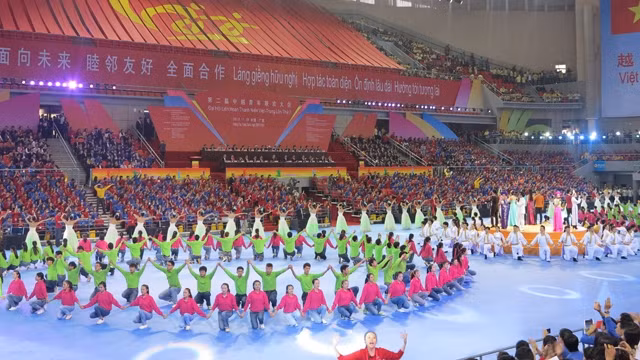 越中青年携手高唱友谊之歌。（图片来源：杜有兴 摄）