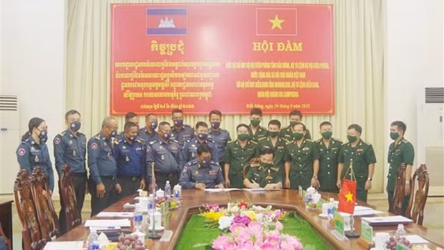 多农省边防部队指挥部与柬埔寨蒙多基里省宪兵司令部签署会谈纪要。