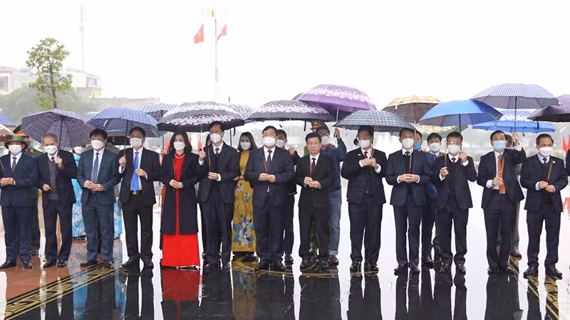 南定省代表团敬香缅怀已故总书记长征。（图片来源：人民报网）