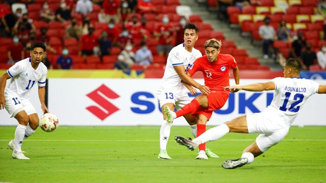 新加坡队球员在比赛中推射一次攻门。