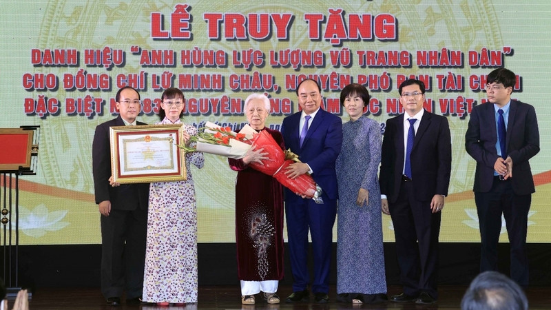 人民武装力量英雄称号追授仪式。（图片来源：VOV）