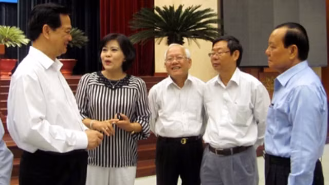 阮晋勇总理与胡志明市市委领导人交谈。