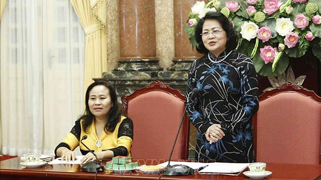 越南国家副主席邓氏玉盛发表讲话。（图片来源：越通社）
