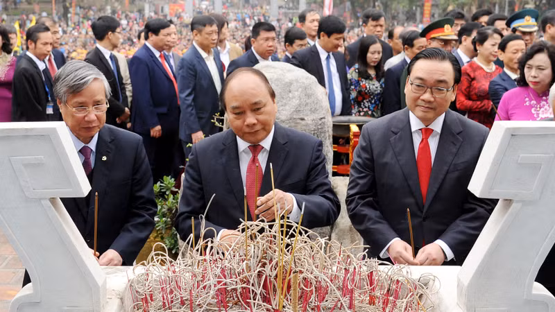 阮春福总理参加敬香仪式。（图片来源：VGP）