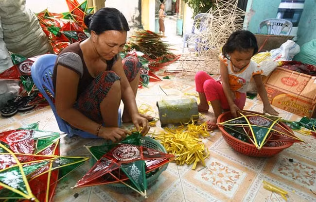 每逢农历七月中旬，报答村村民开始制作五角星灯笼。全村到处都能感受到历史悠久的灯笼手工制作村的紧张气氛。