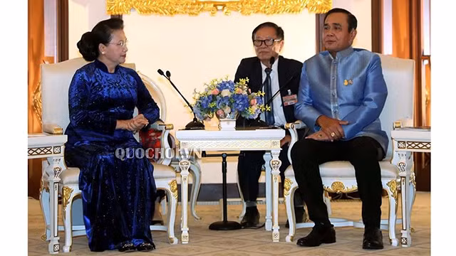 越南国会主席阮氏金银与泰国总理巴育。