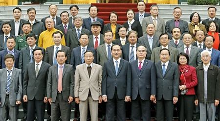 陈大光主席与与会代表合影。