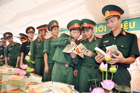 第七军区战士参观展览会。（图片来源：人民军报）