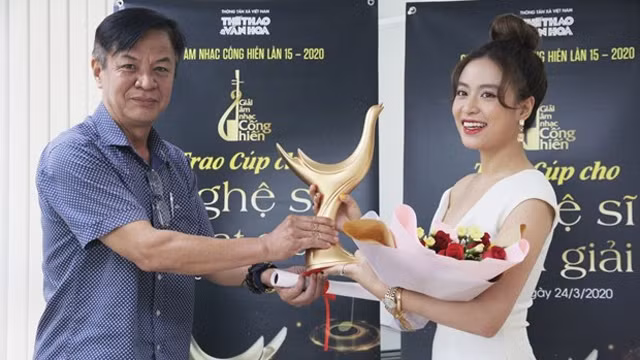 女歌手黄垂玲在2020年音乐贡献奖中喜获丰收。