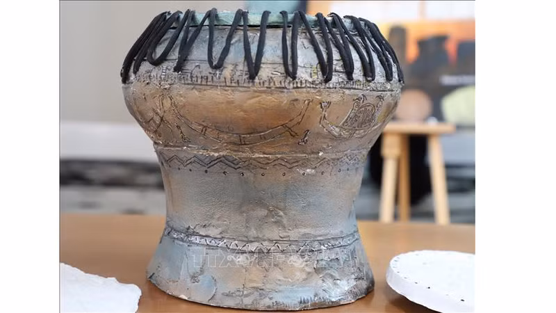 “星象盘世界”展览会上展示的越南东山铜鼓。（图片来源：越通社）