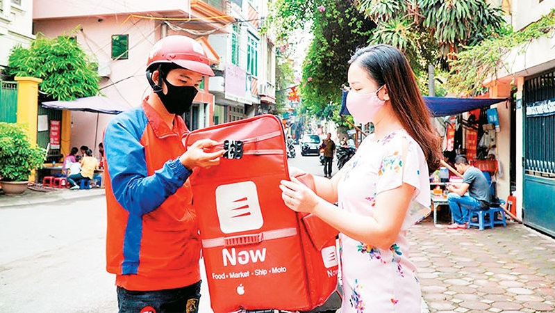附图：一个电子商务平台员工给客户送货。