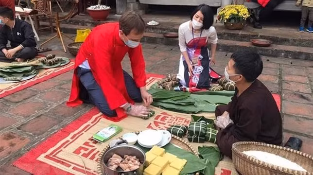 多国驻越南大使和国际组织代表体验传统迎春活动。