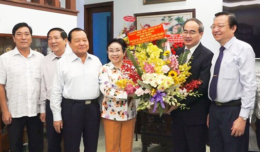 阮善仁同志向前胡志明市干部学院院长张氏贤副教授赠送鲜花。（图片来源：西贡解放报）