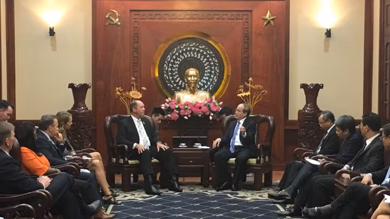 胡志明市委书记阮善仁会见美国国会众议院外交事务委员会亚太小组委员会主席泰德·约霍。