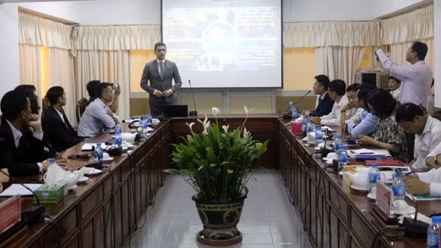 波士顿咨询公司首席执行官马辛·米勒在会上作报告。