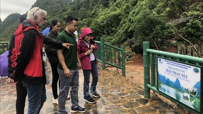 联合国教科文组织世界地质公园网络专家代表团考察神眼遗产区新建设的打卡点。（图片来源：越通社）