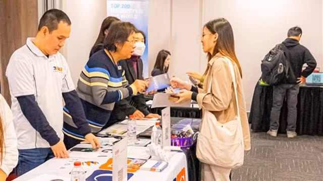 在澳越南留学生与招聘者。