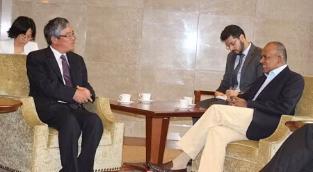 范光荣副部长拜会新加坡外交部长尚穆根。（图片来源：越通社）