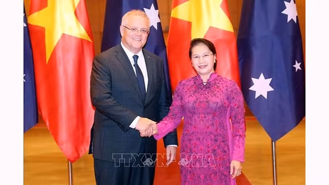 越南国会主席阮氏金银同澳大利亚总理斯科特•莫里森合影。（图片来源：越通社）