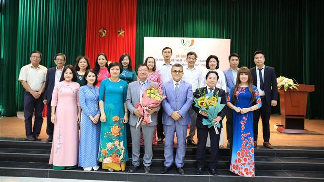 河内市越南与巴勒斯坦友好协会执行委员会合影。（图片来源：越通社）