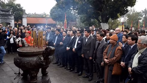各国驻越南大使在二征夫人庙敬香。