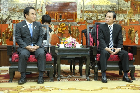 河内市人民委员会副主席武宏庆会见了日本内务省副大臣坂本哲志。 (Photo: 图片来源：都市经济报网。)