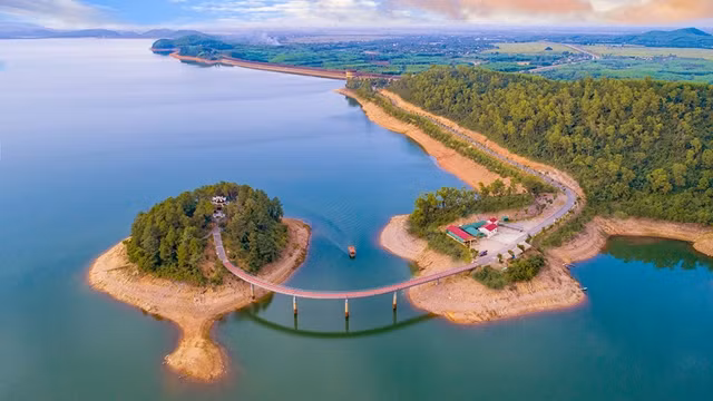 位于河静市西南20公里处的木者湖是1976年动工，1979年落成的大型水利工程。(阮清海 摄）