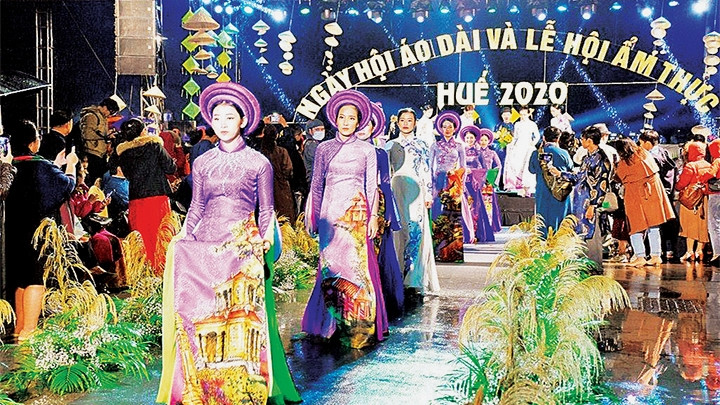 传统长衣秀。（图片来源：越通社）