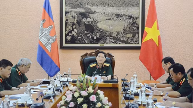 越南国防部部长吴春历与柬埔寨国防部大臣迪班通电话。