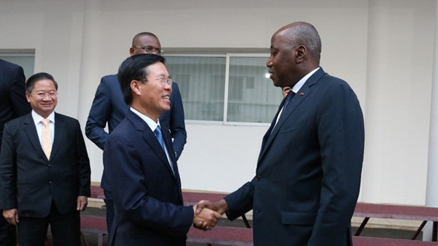 越共中央宣教部部长武文赏拜会科特迪瓦总理阿马杜·戈恩·库利巴利