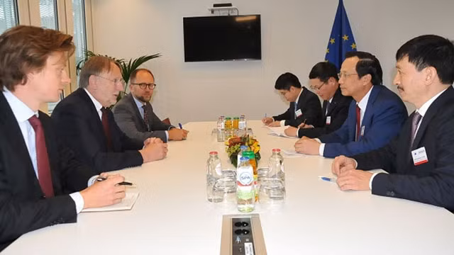  陶玉蓉部长会见欧洲议会国际贸易委员会主席博纳德•朗耶。（图片来源：越通社）