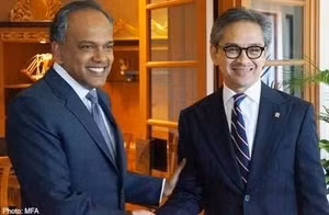 新加坡外长尚穆根与印尼外长马蒂。