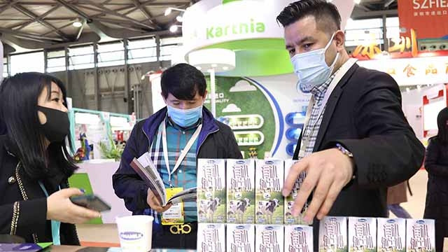 客户在2021年上海FHC国际食品饮料展上了解Vinamilk鲜奶产品。