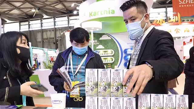 客户在2021年上海FHC国际食品饮料展上了解Vinamilk鲜奶产品。