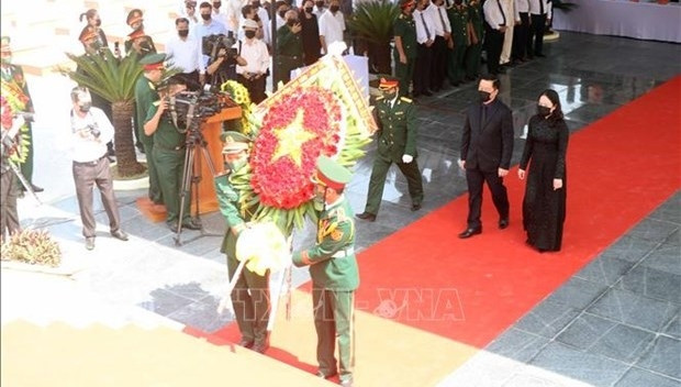 越共中央书记处书记、中央宣教部部长阮仲义，越共中央委员、国家副主席阮氏映春出席追悼会和安葬仪式。图片来源：越通社
