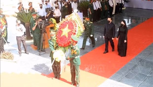 越共中央书记处书记、中央宣教部部长阮仲义，越共中央委员、国家副主席阮氏映春出席追悼会和安葬仪式。图片来源：越通社