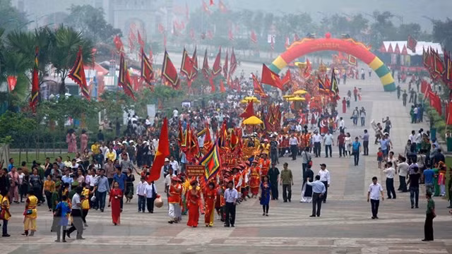 250万名游客前往祖地烧香和参加庙会。（图片来源：越通社）