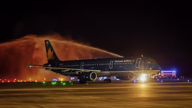 连接韩国和广宁省的首个国际航班抵达云屯国际机场。