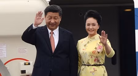 中共中央总书记、中国国家主席习近平和夫人今日中午抵达河内市内排国际机场，开始对越南进行国事访问。 图片来源：维灵 摄