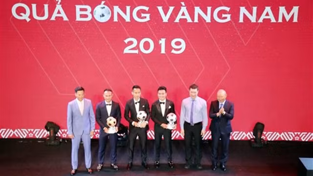获得男子金球、银球和铜球奖的球员。（图片来源：越通社）
