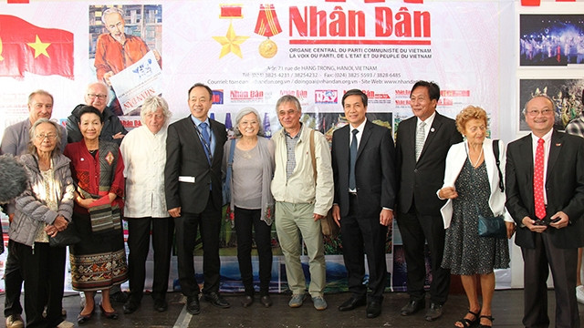 各位代表出席《人民报》社展位亮相仪式。